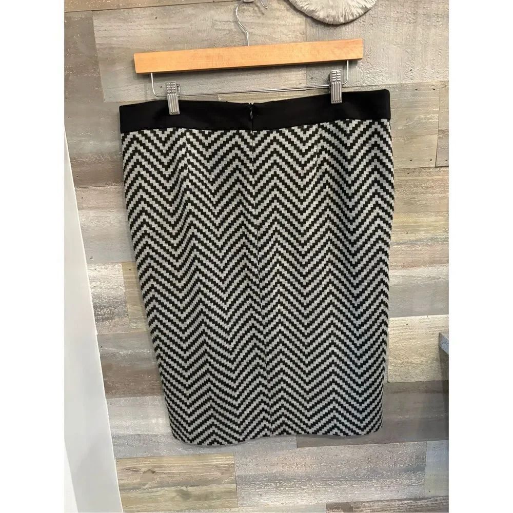 Trina Turk EUC 12 grey black pattern lined pencil skirt w/side pockets